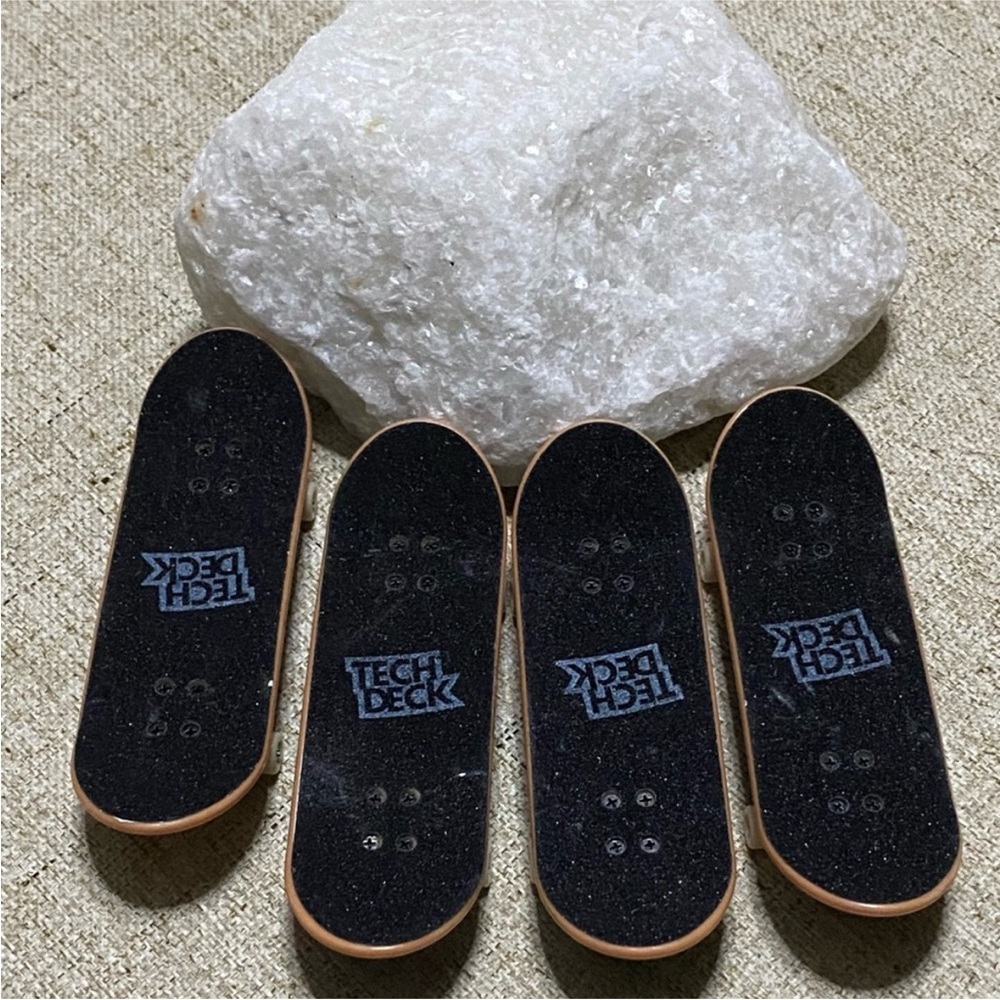 Tech Deck Black Fingerboards Set 4 finger skateboard in excellent condition